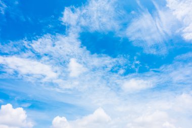 Mavi gökyüzünde beyaz bulut