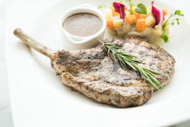 Izgara domuz pirzolası.