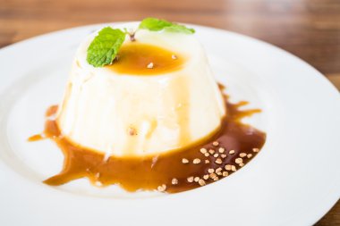 Karamelli puding ve panna cotta tatlı