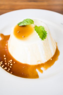Karamelli puding ve panna cotta tatlı