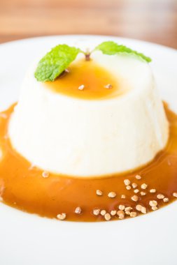 Karamelli puding ve panna cotta tatlı