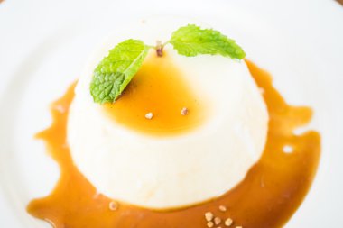 Karamelli puding ve panna cotta tatlı