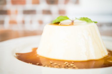 Karamelli puding ve panna cotta tatlı