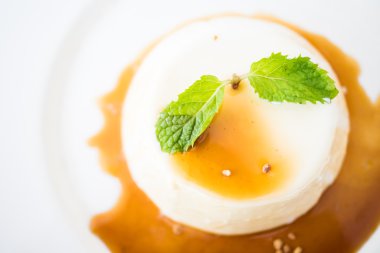 Karamelli puding ve panna cotta tatlı