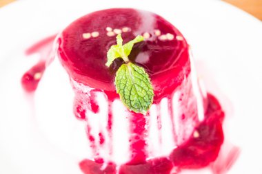 Berry ve meyve panna cotta