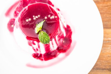 Berry ve meyve panna cotta