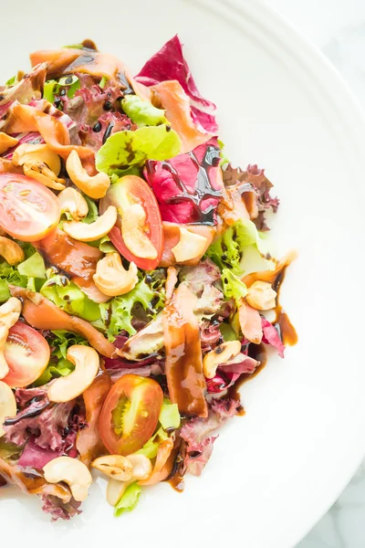 Insalata di pomodoro e verdure con carne di salmone affumicata — Foto Stock