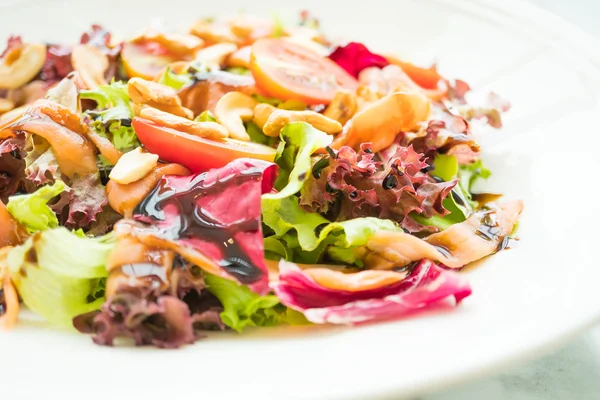 Insalata di pomodoro e verdure con carne di salmone affumicata — Foto Stock