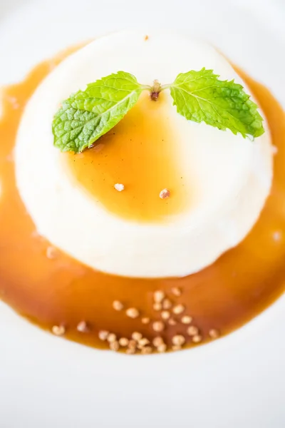 Karmelowy pudding i panna cotta deser — Zdjęcie stockowe