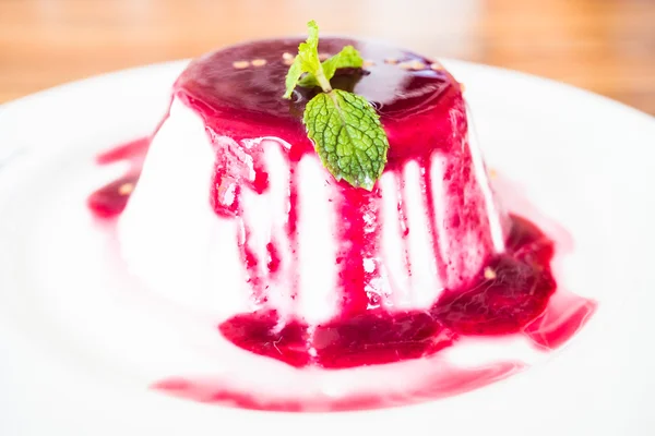 Berry ve meyve panna cotta — Stok fotoğraf