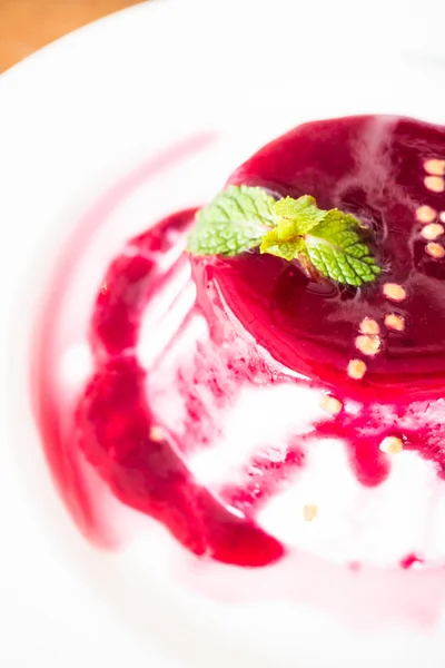 Berry e fruta panna cotta — Fotografia de Stock