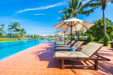 Şemsiye ve Yüzme Havuzu etrafında sandalye