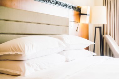 Yatakta beyaz yastıklar