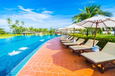 Şemsiye ve Yüzme Havuzu etrafında sandalye