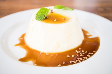 Karamelli puding ve panna cotta tatlı
