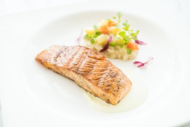 Beyaz tabak içinde somon steak