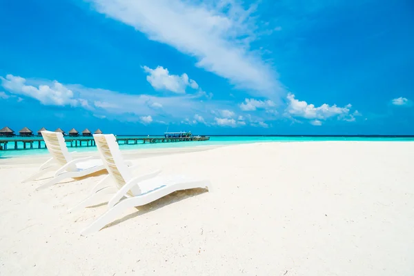 Парасолька і стілець на пляжі — стокове фото