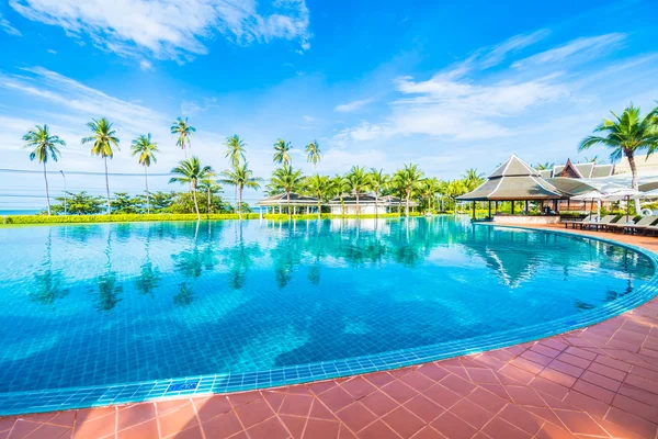 Paraguas y silla alrededor de la piscina —  Fotos de Stock