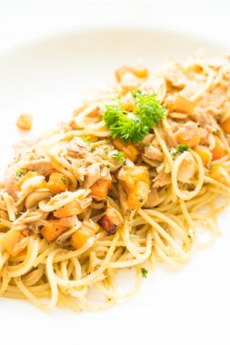 Ton balıklı spagetti beyaz plaka