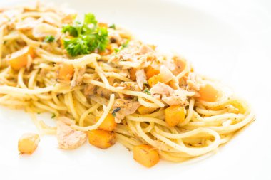 Ton balıklı spagetti beyaz plaka