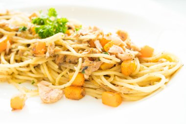 Ton balıklı spagetti beyaz plaka