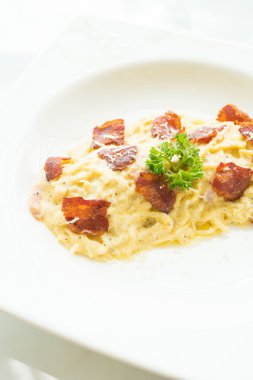Leziz spagetti carbonara