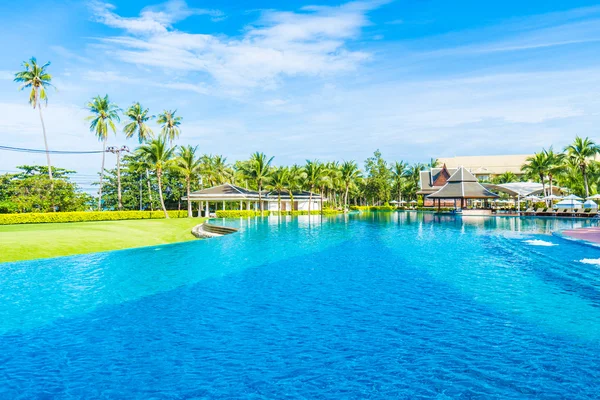 Paraguas y silla alrededor de la piscina —  Fotos de Stock