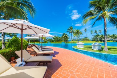 Şemsiye ve Yüzme Havuzu etrafında sandalye