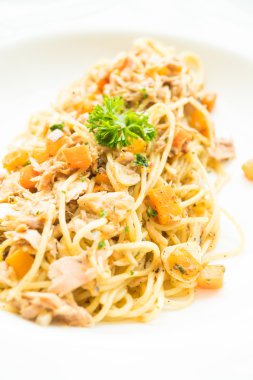 Ton balıklı spagetti beyaz plaka