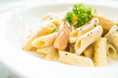 Penne carbonara makarna somon ile