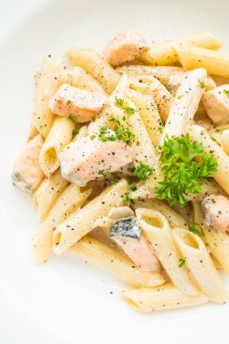 Penne carbonara makarna somon ile