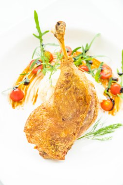 Fried bacak ördek patates salatası ile