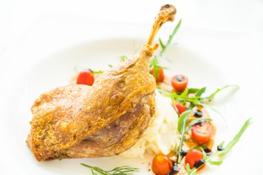 Fried bacak ördek patates salatası ile