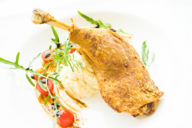 Fried bacak ördek patates salatası ile