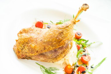 Fried bacak ördek patates salatası ile