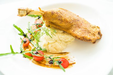 Fried bacak ördek patates salatası ile