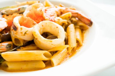 Penne deniz ürünleri tom yum makarna