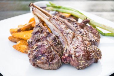 Izgara kuzu pirzolası biftek