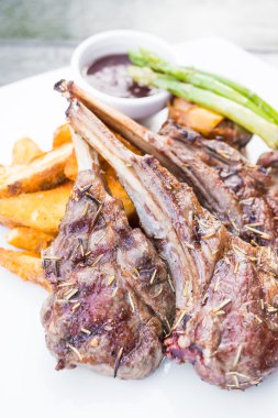 Izgara kuzu pirzolası biftek