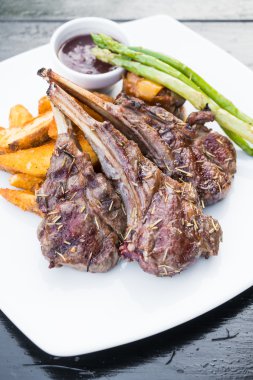 Izgara kuzu pirzolası biftek