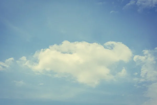 Weiße Wolke am blauen Himmel — Stockfoto