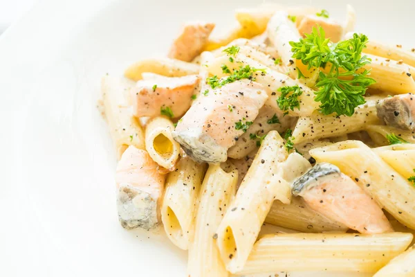 Penne carbonara pasta con salmón — Foto de Stock