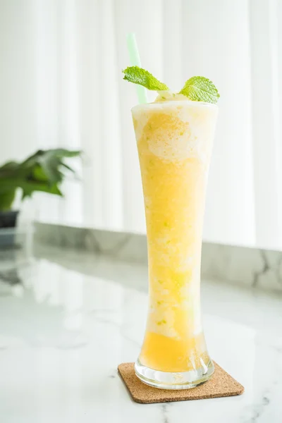 Sticlă de smoothie portocalie — Fotografie, imagine de stoc