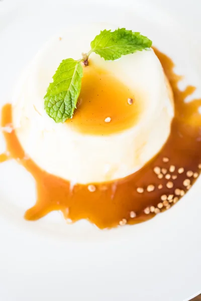 Karamellpudding und Panna-Cotta-Dessert — Stockfoto