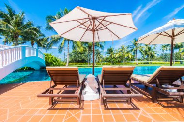 Şemsiyeleri ve sandalyeler Yüzme Havuzu etrafında