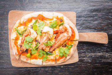 Tom yum Pizza karides ile