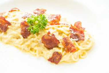 Spagetti carbonara beyaz plaka