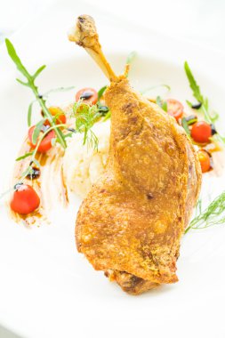 Kızarmış ördek bacak patates salatası ile