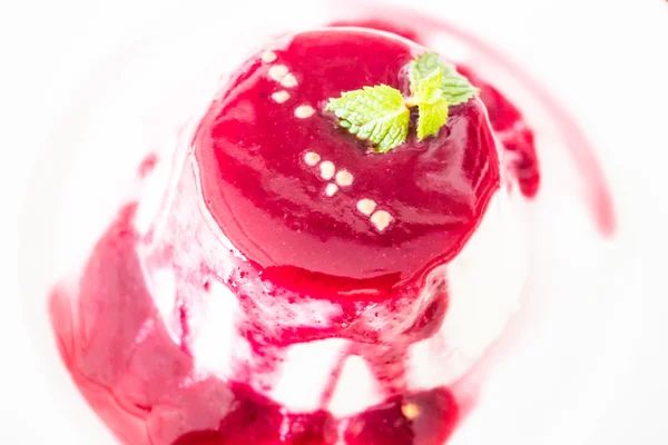 Panna cotta di frutti di bosco e frutta — Foto Stock