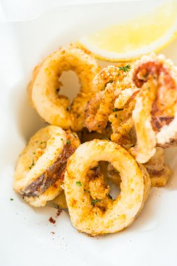 Limon ve sos ile kalamar halkaları